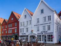 Bunte Bryggen Holzhäuser im seitlichen Sonnenlicht - Bergen